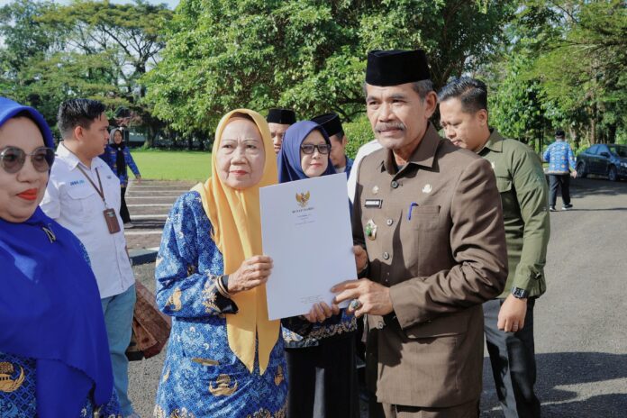 Dipimpin oleh Pj. Sekda Barru, Abubakar, S.Sos., M.Si., upacara berlangsung khidmat di halaman Kantor Bupati Barru. (doc. Humas Barru)
