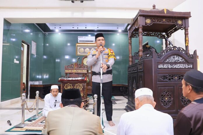 AKBP Ananda Fauzi Harahap, S.I.K., M.H., menyampaikan pesan damai dan ajakan untuk bersinergi kepada jamaah Masjid Agung Barru usai Salat Jumat. (doc. Humas Polres Barru)