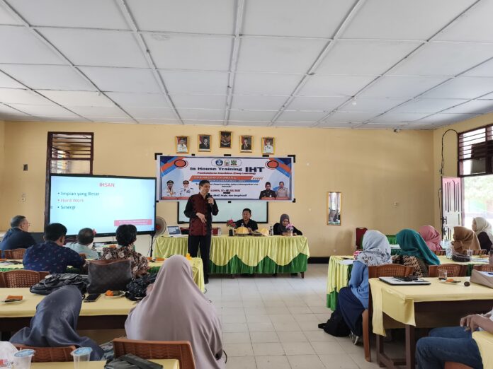 Pemateri Pelatihan sebagai pengajar pembelajaran mendalam.