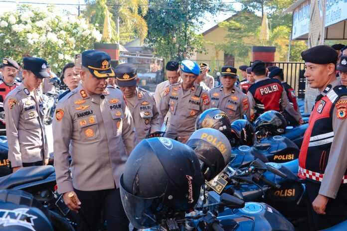 Kapolres Barru AKBP Ananda Fauzi Harahap meninjau langsung kendaraan dinas jajaran Polres dan Polsek. (Dok. Humas Polres Barru)