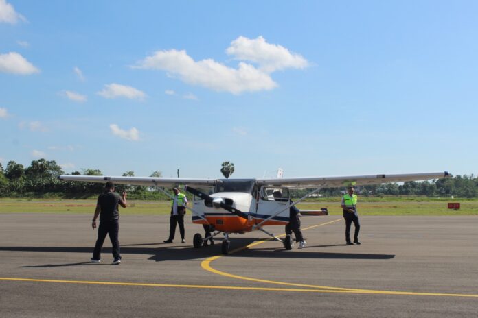 Kunjungan Kerja Kepala Dinas Perhubungan Provinsi Sulawesi Selatan, Andi Erwin Terwo bersama Kepala Biro Kesejahteraan Rakyat (Kesra) Setda Provinsi Sulsel, Erwin Sodding di Bandara Arung Palakka Bone, Rabu (13/8/2025).