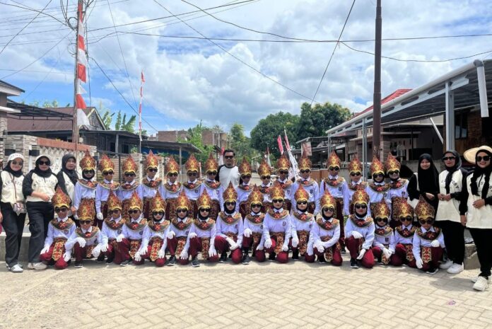Foto Kepala UPT SDN 137 Cani Sirenreng bersama sejumlah guru dan tim gerak jalan