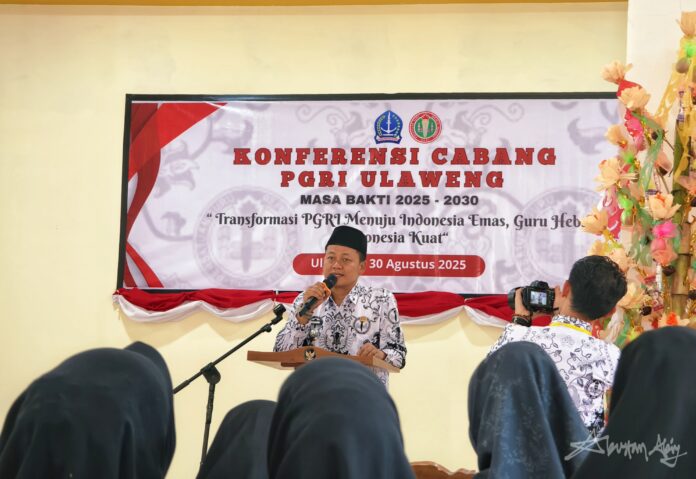 Camat Ulaweng Am Aryananda saat memberi sambutan