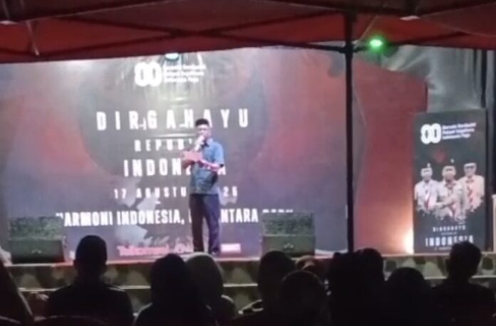 Muhammad Sahid saat membacakan pengumuman juara lomba