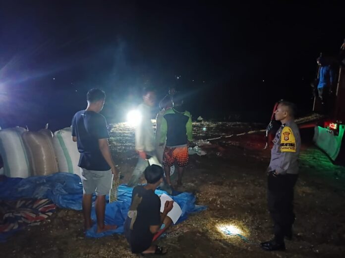 Meski Malam Hari, Polsek Soppeng Riaja Kawal Petani Jual Jagung ke Bulog (Dok. Humas Polres Barru)