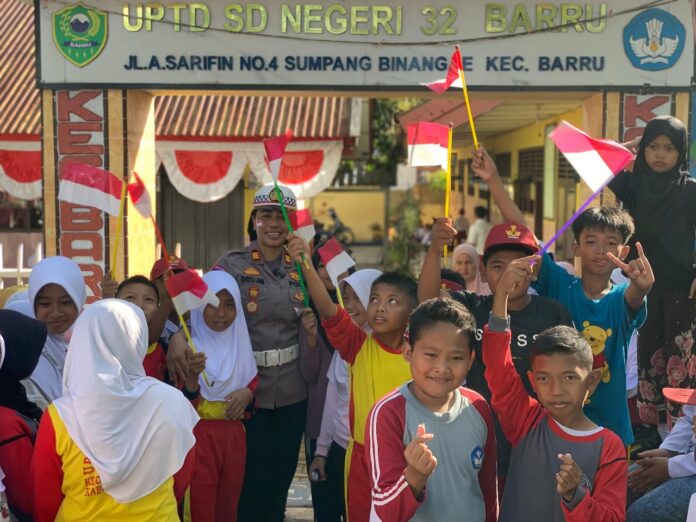 Kasat Lantas Polres Barru AKP Ida Ayu Made Ari Suastini, S.H., M.M. sosialisasi keselamatan lalu lintas ke siswa SDN 32 Barru. (Dok. Humas Polres Barru)