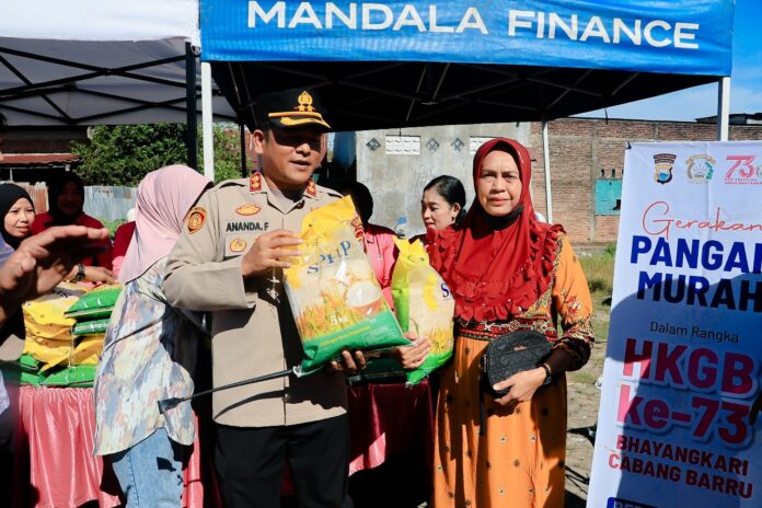 Kapolres Barru AKBP Ananda Fauzi Harahap, S.I.K., M.H memimpin langsung Gerakan Pangan Murah di Pasar Takkalasi