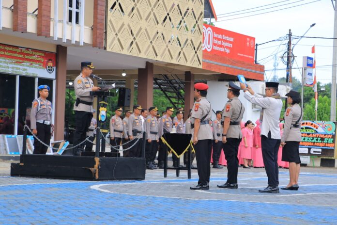 “Kapolres Barru, AKBP Ananda Fauzi Harahap, S.I.K., M.H., memimpin langsung upacara serah terima jabatan yang dihadiri para pejabat utama Polres Barru.”