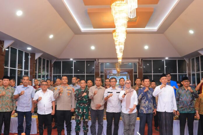 Rapat besar digelar, dari Bupati, DPRD, TNI, Polri hingga tokoh agama dan pemuda. Kapolres: “Aspirasi boleh disuarakan, tapi jangan rusak Barru dengan anarkis!”