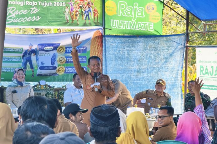 Bupati Bone Andi Asman Sulaiman mengajukan pertanyaan sederhana kepada petani yang terpilih maju ke depan panggung panen perdana