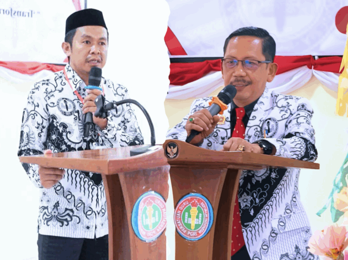 Ketua PGRI Kabupaten Bone, Muhammad Rusdi (kacamata) dan Ketua PGRI Kecamatan Ulaweng, Idnan Iwanu