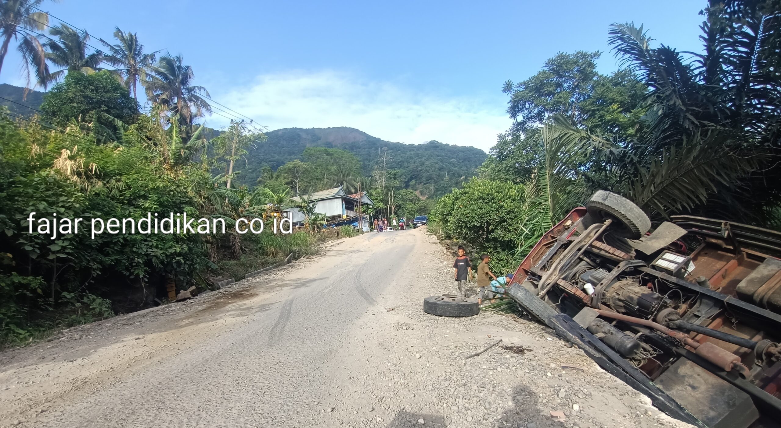 kecelakaan truk di Desa Harapan.