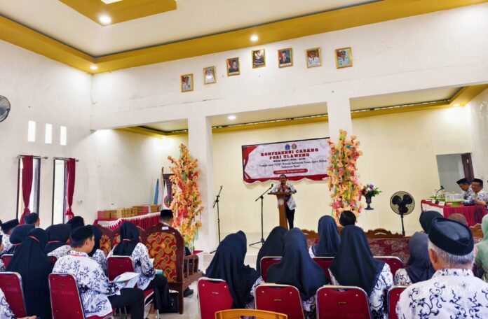 Ketua PGRI Kabupaten Bone Muhammad Rusdi saat memberi sambutan