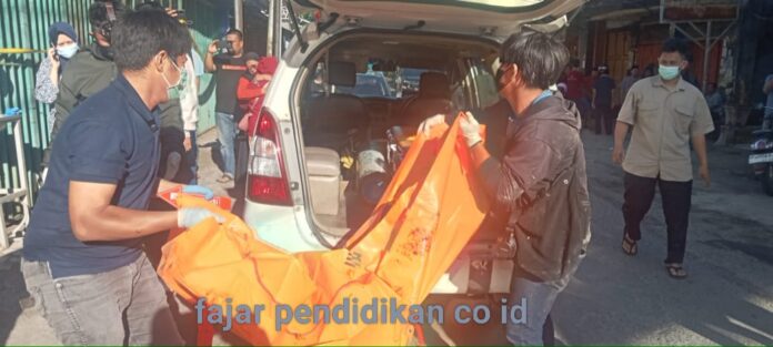 Warga Pasar Sentral Barru dikejutkan aroma tak biasa. Saat pintu rumah toko terbuka, suasana berubah jadi kabar duka.