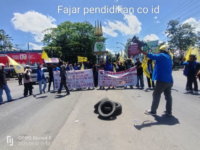 Puluhan mahasiswa yang tergabung dalam Pergerakan Mahasiswa Islam Indonesia (PMII) menggelar aksi demonstrasi di Tugu Payung