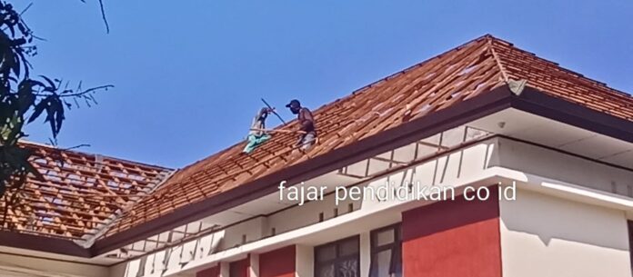 pekerja terlihat membongkar bangunan proyek renovasi PN Barru tanpa menggunakan standar K3. (Dok. Fajar Pendidikan)