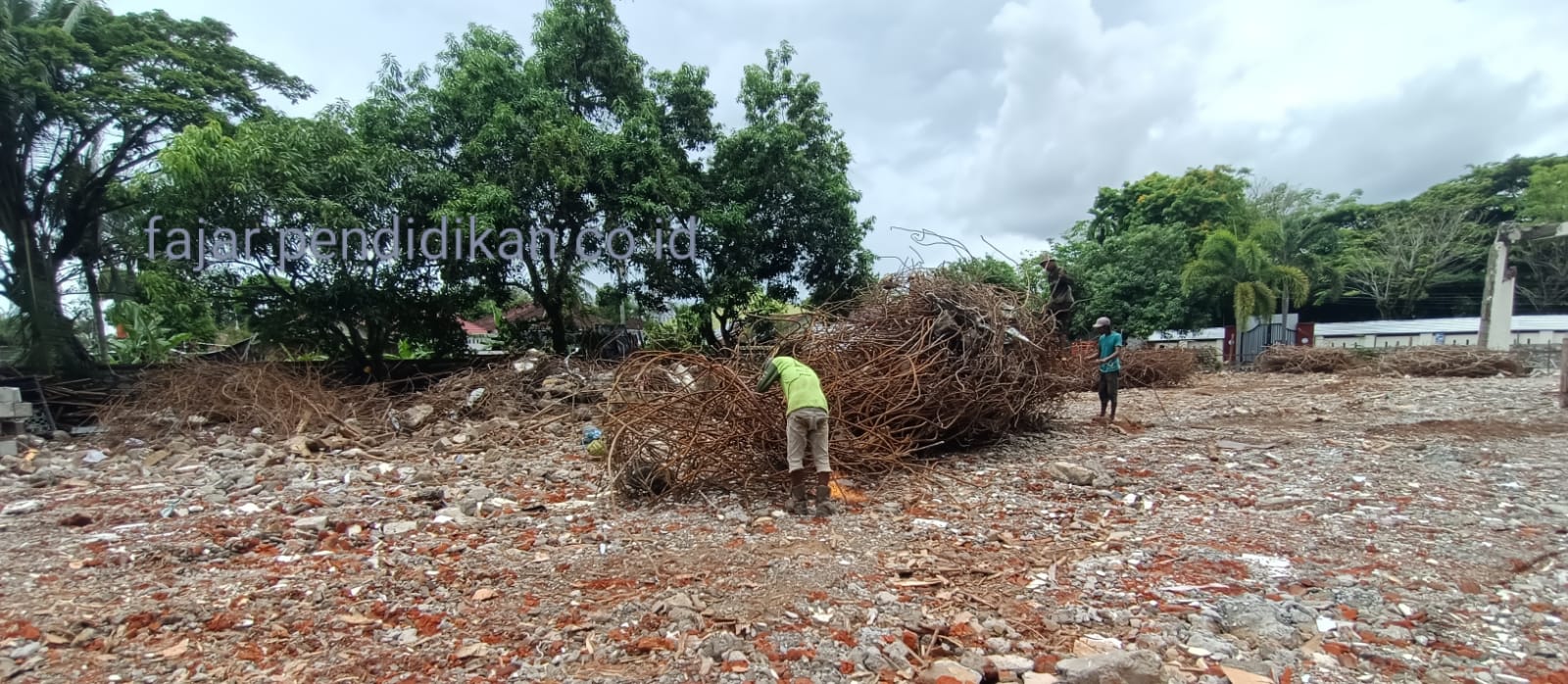  Pekerja terlihat Memotong besi  bangunan proyek renovasi PN Barru tanpa menggunakan standar K3. (Dok. Fajar Pendidikan)