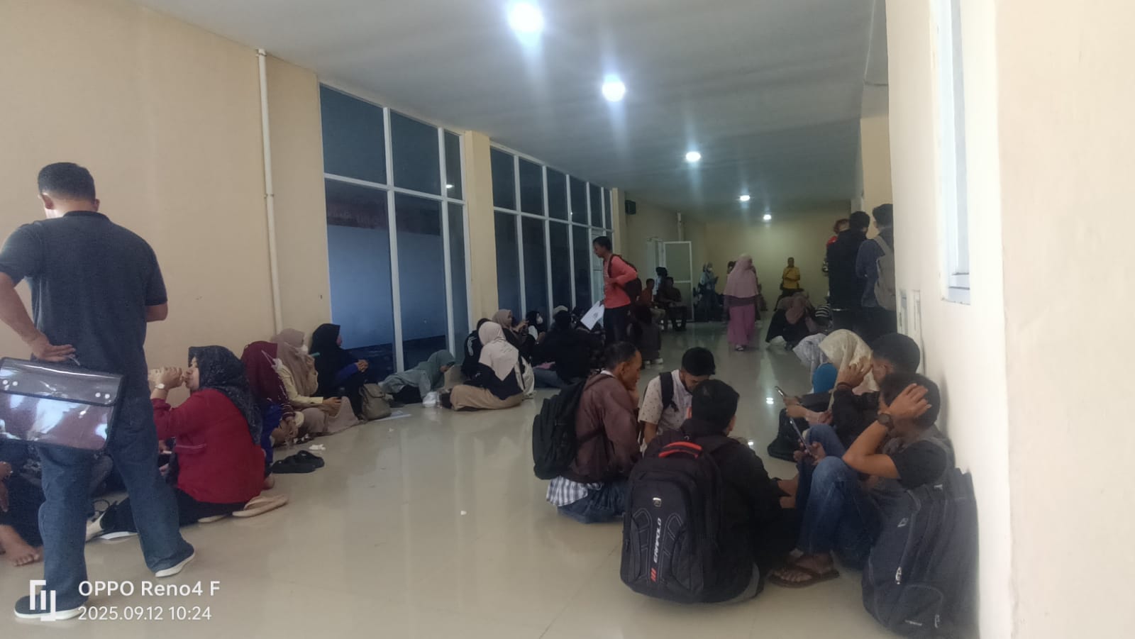 Salah seorang pemohon, Supriadi, mengaku terbantu dengan adanya penambahan jam pelayanan. “Sangat membantu mempercepat pengurusan berkas PPPK,” katanya.