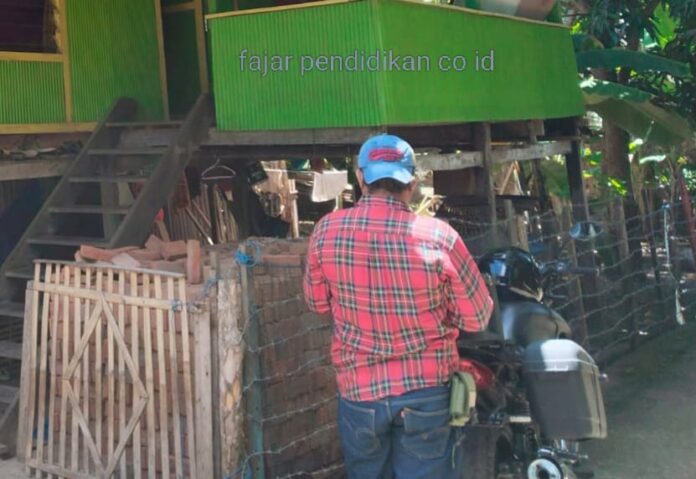 “Saya ini sudah tua, rumah sederhana, tapi tak pernah dapat PKH atau BPNT. Padahal ada yang tidak layak malah bisa menerima,” keluhnya dengan nada sedih.