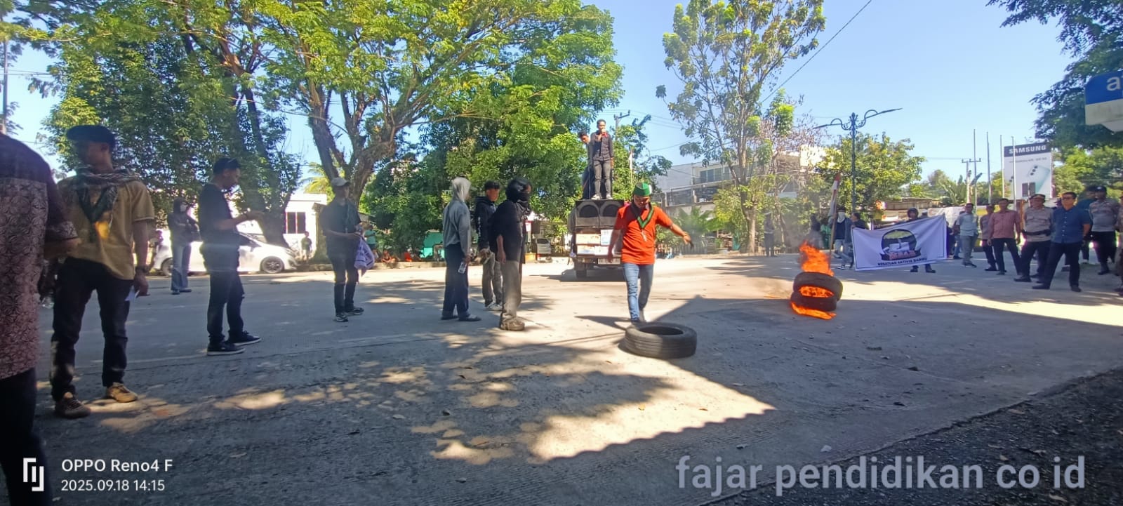 Sejumlah massa aksi dari KIBAR & HMI turun ke jalan menuntut transparansi DPRD Barru terkait kasus asusila, HRD, dan pinjaman daerah.