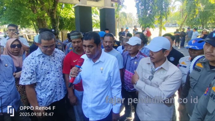 “Kami akan menelaah tuntutan tersebut dan siap menerima kritik,” ujar Syamsuddin di hadapan massa aksi.