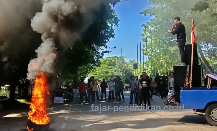 “Pinjaman daerah ini harus dikaji secara mendalam. Apa manfaatnya bagi rakyat? Apa dampaknya ke depan? Jangan sampai hanya menambah beban daerah tanpa hasil nyata,” ujar Hendra,