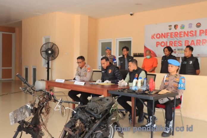 Api cinta berubah jadi bencana. Seorang pria di Barru nekat membakar rumah beserta kendaraan milik tetangganya gara-gara cemburu buta. Kini, ia hanya bisa tertunduk lesu di Mapolres Barru, menanggung akibat dari perbuatannya.