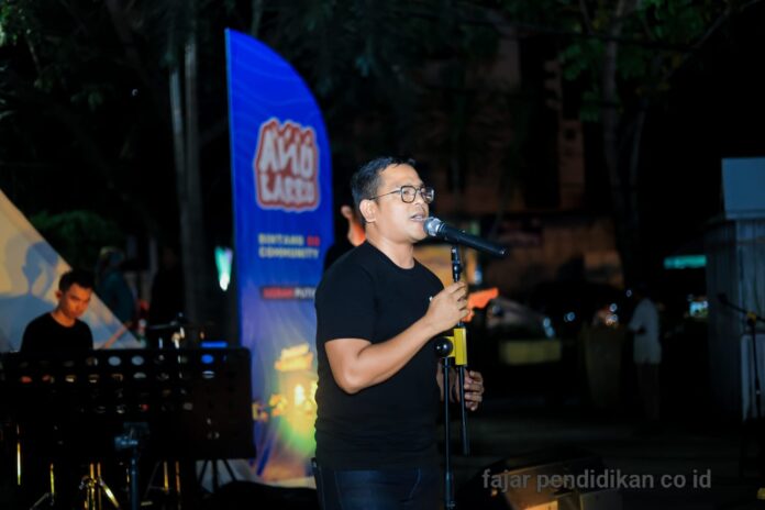Kapolres Barru, AKBP Ananda Fauzi Harahap, S.I.M., M.H., turut bernyanyi di panggung Kabar Fest 2025 sebagai bentuk dukungan nyata untuk UMKM lokal.