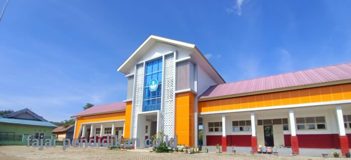 “SD Negeri 181 Barru baru setahun berdiri, kini atap lepas, tangga & dinding retak! Di belakang”