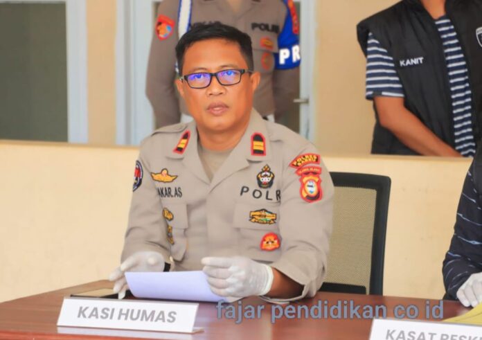 Kasi Humas Polres Barru, Iptu Sulpakar, S.E., mengingatkan masyarakat agar tidak mudah percaya pada informasi yang belum jelas sumbernya.