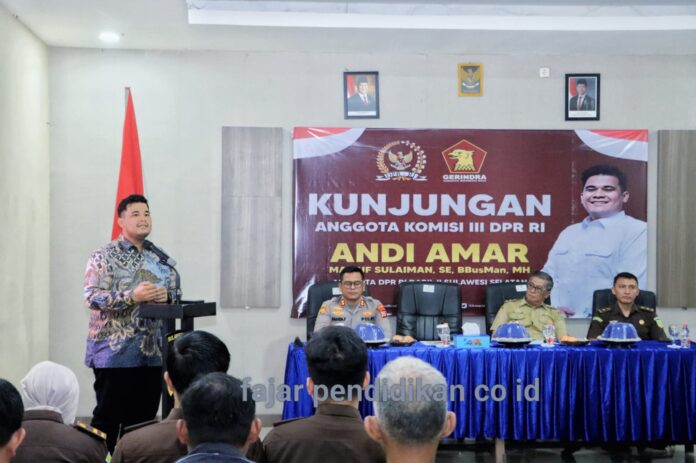 Anggota Komisi III DPR RI Andi Amar Ma’ruf Sulaiman mengapresiasi kinerja Polres Barru yang dinilai solid dan profesional dalam menjaga keamanan dan ketertiban masyarakat.