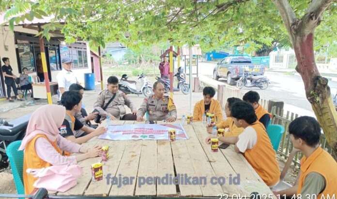 Polsek Pujananting menjalin kolaborasi dengan mahasiswa Kuliah Kerja Nyata (KKN) Universitas Negeri Makassar (UNM) untuk membenahi sekaligus mengaktifkan kembali pos keamanan lingkungan (pos kamling) di wilayah Kecamatan Pujananting, Kabupaten Barru.
