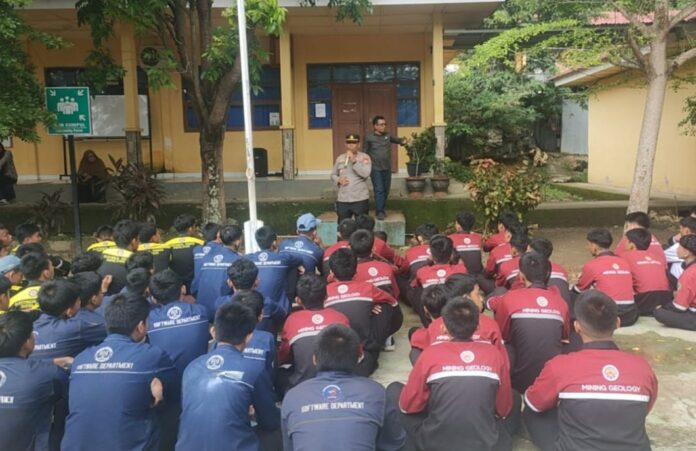 Kapolsek Balusu Sambangi SMKN 5 Barru Fokus belajar, jauhi perbuatan negatif! Siswa diingatkan tetap damai dan aman.