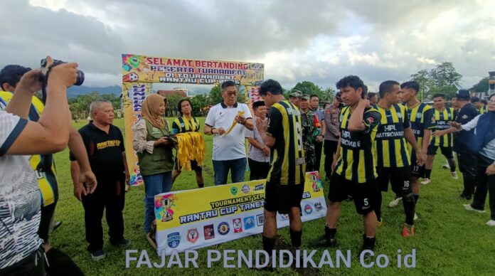 Wakil Bupati Barru, Dr. Ir. Abustan A. Bintang, M.Si., menyerahkan trofi kepada Mattirowalie FC usai kalahkan Libureng FC 3–2.