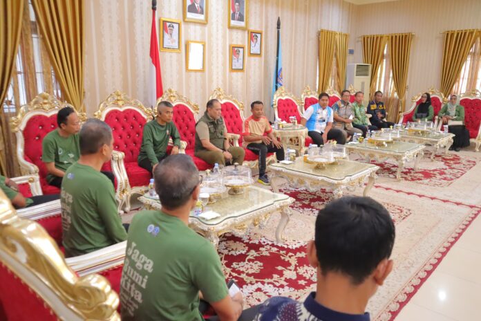 Kepala Dinas Lingkungan Hidup Dray Vibrianto bersama semua Kepala Sekolah peraih penghargaan Adiwiyata, 2 Adiwiyata Mandiri dan 13 Adiwiyata Nasional diterima Bupati Bone Andi Asman Sulaiman, di rujab Bupati Bone, Kamis (4/12/2025).