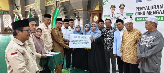 Wakil Bupati Bone Andi Akmal Pasluddin didampingi Ketua Badan Amil Zakat Nasional (Baznas) Kabupaten Bone Zainal Abidin menyerahkan Dana Hibah Insentif