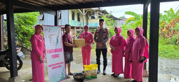 Polsek Soppeng Riaja bersama Bhayangkari memberikan bantuan kepada warga terdampak angin kencang di Desa Siddo, Kecamatan Soppeng Riaja, Minggu (21/12/2025).