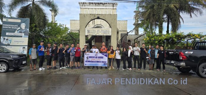 BRI Barru bersama warga Desa Lipukasi kompak gotong royong membersihkan Masjid At-Thariq. Mulai dari halaman, area wudhu, hingga fasilitas masjid dirapikan demi kenyamanan jamaah.