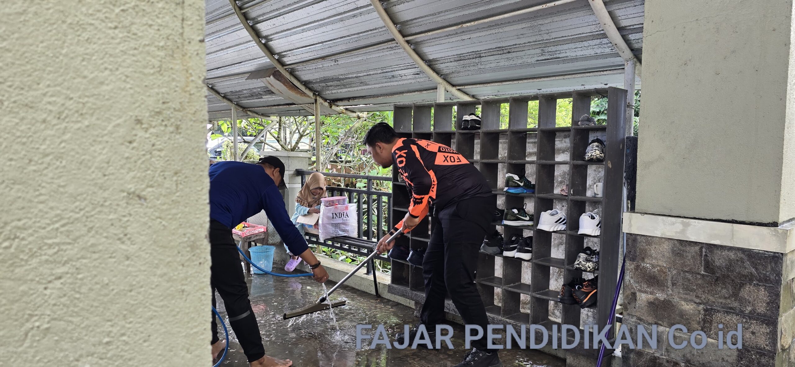 Pimpinan Cabang David Richardo Gultom turun langsung bersihkan Masjid At-Thariq bersama warga Lipukasi. BRI hadir untuk masyarakat!