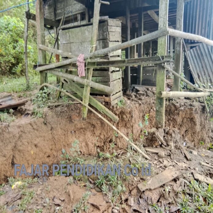 Tampak tanah yang ambles membuat tiang penyangga rumah menggantung dan tidak lagi stabil.