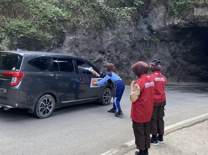 Pelajar SMPN 1 Bengo saat penggalangan dana di jalan atau area cagar budaya Sumpallabbu