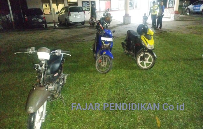 Tiga motor pembalap liar terjaring dan langsung diamankan polisi. Patroli malam kini makin diperketat demi menjaga keamanan dan kenyamanan warga Barru.