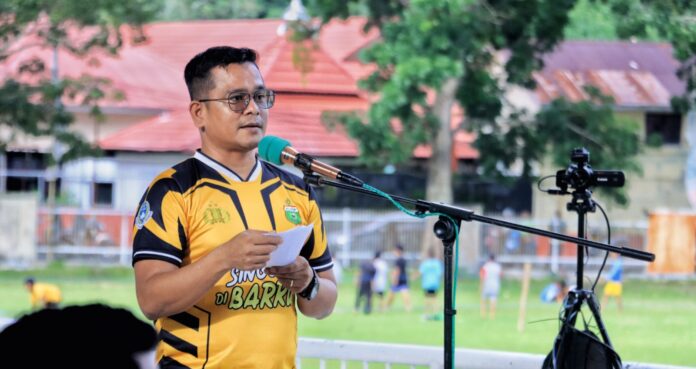 Gelaran perdana Turnamen Kapolres Barru Cup 2025 resmi dibuka di Lapangan Sepak Bola Sumpang Binangae, Rabu (10/12/2025). Ajang ini dibuka langsung oleh Kapolres Barru AKBP Ananda Fauzi Harahap, S.I.K., M.H.