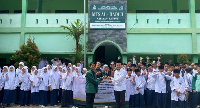 Mahasiswa S2 UIN Sunan Kalijaga bantu siswa MTs Al-Hadi II asah kreativitas digital lewat AI & desain grafis! Para siswa antusias praktik langsung dan belajar teknologi masa kini.