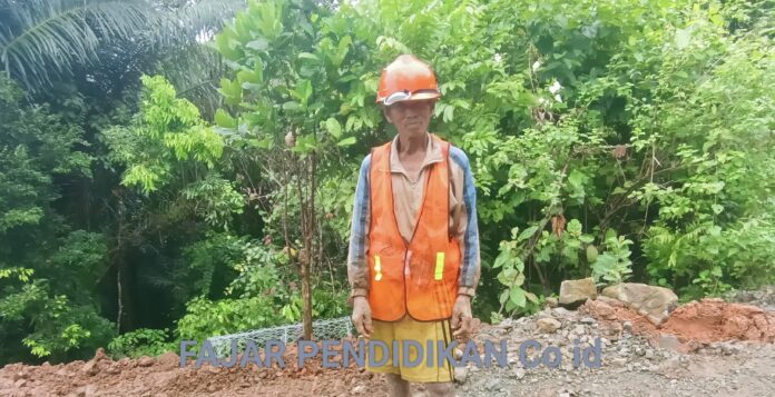 Wajah Amir tampak lelah setelah seharian bekerja, tapi senyum syukur tak pernah lepas dari rautnya. Kesempatan bekerja di desa sendiri menjadi berkah tersendiri bagi Amir, sesuatu yang jarang ia rasakan sebelumnya. (Foto Doc. Fajar Pendidikan Co.ID)