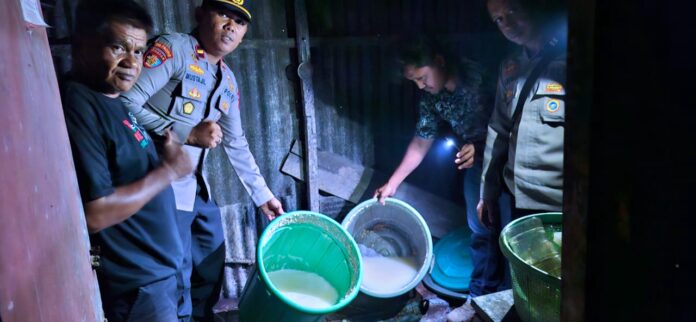 Kapolsek Balusu, Ipda Mustajil, memimpin penertiban warga mabuk dan penjual ballo ilegal. Prioritas utama: menjaga keamanan dan kenyamanan masyarakat selama perayaan Natal.