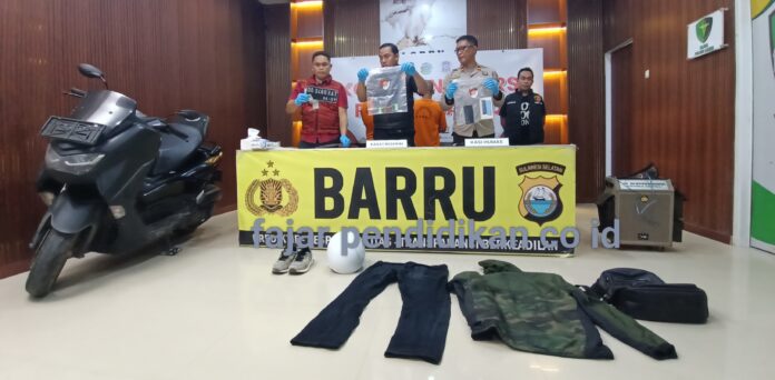 “Langkah cepat Polres Barru berhasil mengamankan pelaku kejahatan demi menjaga keamanan dan ketertiban masyarakat. Pelaku kini menjalani proses hukum dengan ancaman hukuman maksimal sembilan tahun penjara.”(Foto: Dok. fajarpendidikan.co.id)
