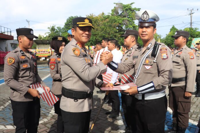 Kapolres Barru AKBP Ananda Fauzi Harahap memberikan penghargaan kepada personel teladan Polres Barru.