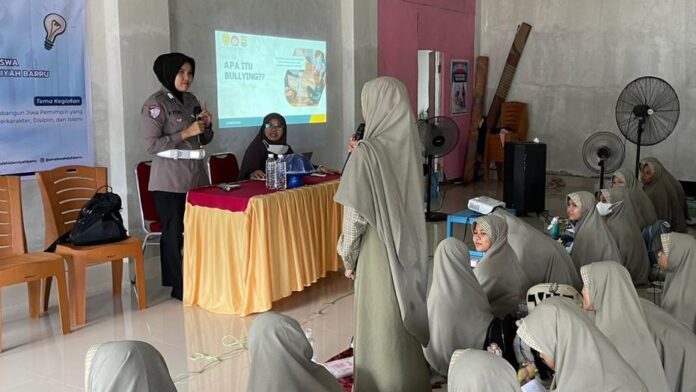 Polisi Wanita (Polwan) Polres Barru turun langsung ke sekolah memberikan edukasi anti perundungan kepada siswi SMP Putri Al Wahdah Islamiyah Barru