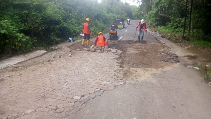 Demi keselamatan warga, Pemerintah Kabupaten Barru melakukan perbaikan jalan berlubang yang dinilai rawan kecelakaan. Langkah ini merupakan bentuk respons cepat pemerintah daerah demi kenyamanan dan keamanan pengguna jalan.